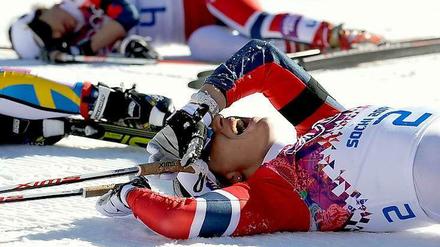 Trauer und Wut. Die norwegischen Skilangläuferinnen widersetzten sich dem Trauerflor Verbot des IOC - prompt gab es eine Rüge.
