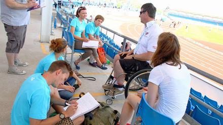 Martin Mansell von "Ability v. Ability" beim Interview mit dem Team der Schülerreporter/innen der "Paralympic Post".