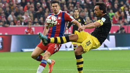 Bald Kollegen. Münchens Robert Lewandowski (l.) und Dortmunds Mats Hummels kämpfen um den Ball.