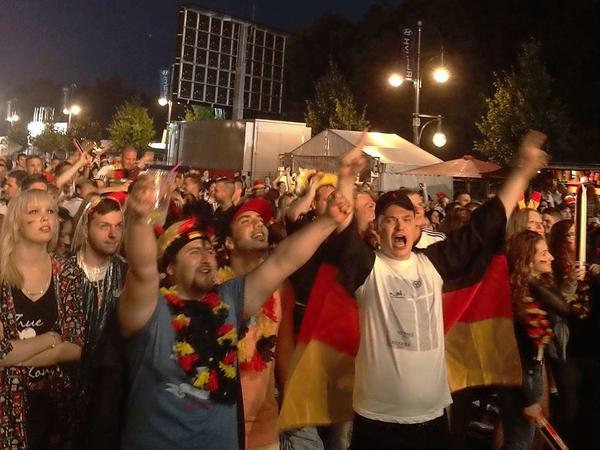 Deutschland führt! Auf der Fanmeile jubeln die Massen.