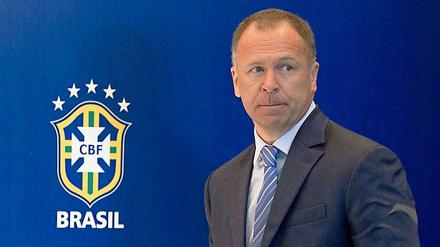 Gut eineinhalb Jahre vor der Weltmeisterschaft im eigenen Land hat der brasilianische Fussballverband CBF den umstrittenen Nationaltrainer Mario Menezes entlassen. 