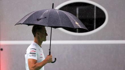 Und dann stehst du im Regen... Michael Schumacher weiß noch nicht, wohin es nach dem Aus bei Mercedes für ihn geht.