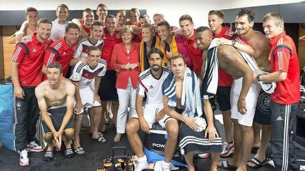 Angela Merkel in der Kabine der deutschen Nationalmannschaft.