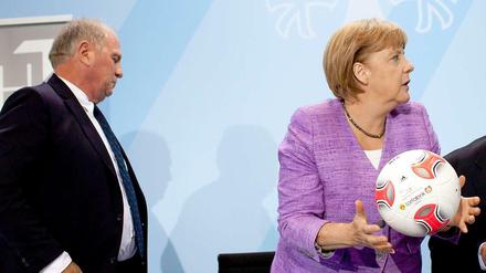 So sieht es aus, wenn Merkel am Ball zaubert. Für welchen Verein ihr Herz schlägt, wollte sie aber nicht verraten.