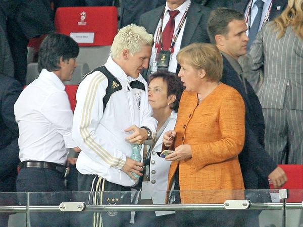 Ständige Begleiterin. Angela Merkel bei der EM 2008 mit Schweinsteiger.