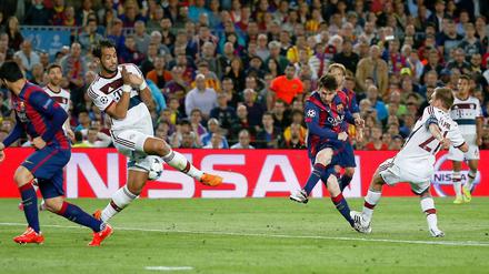 Messi zieht ab und trifft zum 1:0.