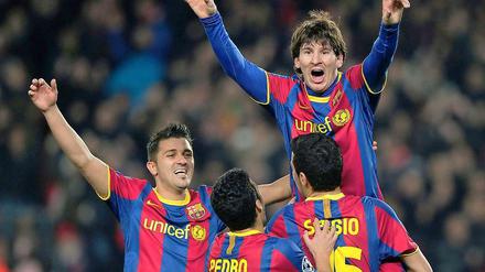 Der zweifache Torschütze Lionel Messi lässt sich feiern.