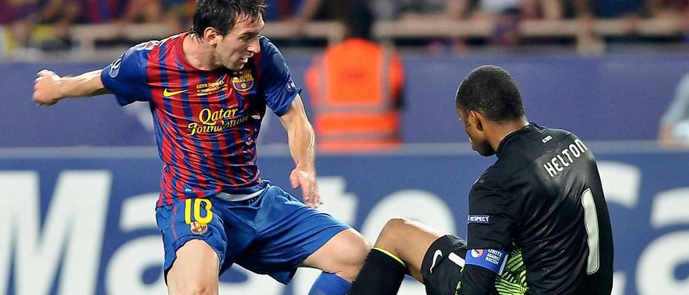 Weltfußballer Lionel Messi (l.) umkurvt Helton, den Torhüter des FC Porto, kurz bevor er das Spielgerät zur 1:0-Führung einschiebt.