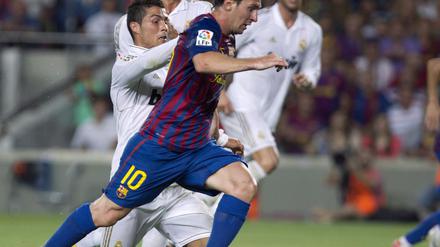 In Spanien kämpfen Messi (vorne) und Ronaldo (mitte) um den Titel.
