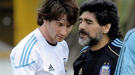 Die Stars auf und neben dem Platz: Lionel Messi und Diego Maradona.
