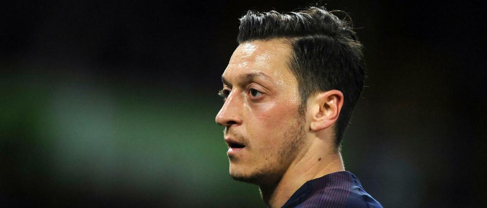Angriff. Mesut Özil blieb in London unverletzt.