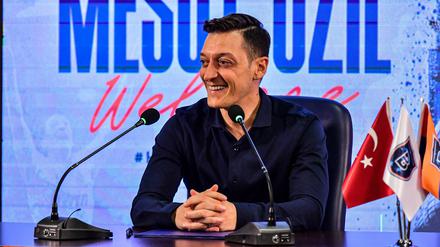 Der Wechsel von Ex-Weltmeister Mesut Özil zum türkischen Erstligisten Medipol Basaksehir ist perfekt.