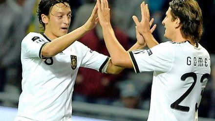 Mesut Özil und Mario Gomez bejubeln das 2:0. 