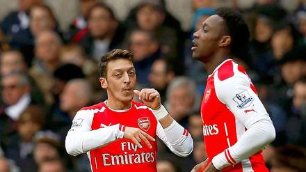 Zu früh gefreut: Mesut Özil feiert seinen Treffer mit einem Daumenlutscher. Am Ende unterlag Arsenal.