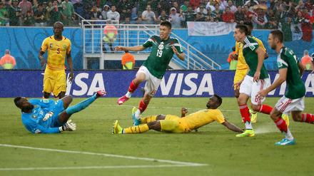 Abstauber. Oribe Peralta (19) schießt das goldene Tor für Mexiko.