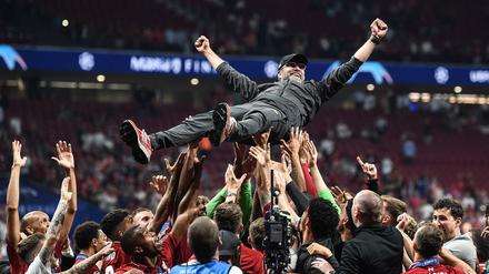Oh, wie ist das schön. Die Liverpooler Spieler feiern ihren Meistertrainer.