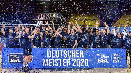 Champion: Alba Berlin feiert die Meisterschaft.