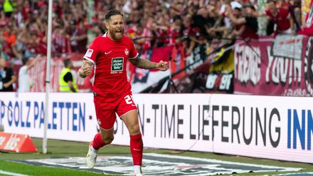 Mike Wunderlich vom 1.FC Kaiserslautern bejubelt den Treffer zum 1:0.