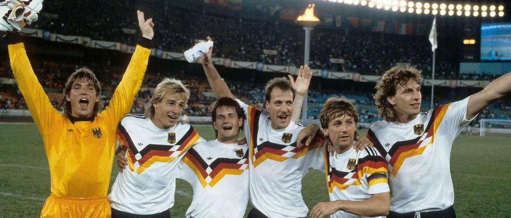 Torwart Uwe Kamps, Jürgen Klinsmann, Ralf Sievers, Gerhard Kleppinger, Frank Mill und Michael Schulz (v.l.) bejubeln die olympische Bronzemedaille 1988.