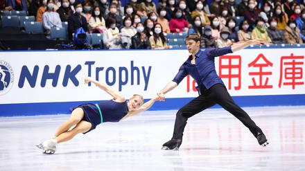 Das Eislaufpaar Minerva Hase und Nolan Seegert bei einem Wettkampf in Tokio.