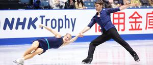 Das Eislaufpaar Minerva Hase und Nolan Seegert bei einem Wettkampf in Tokio.