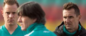Noch kein Weltmeister. 2014, als Miroslav Klose (r.) zum WM-Rekordtorschützen aufstieg, fehlte Torhüter Marc-André ter Stegen (l.) noch. Diesmal setzt Trainer Joachim Löw auf ihn.