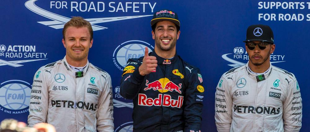 Ungewohntes Bild: Red-Bull-Pilot Daniel Ricciardo steht in der Mitte, die Mercedes-Piloten Rosberg (li.) und Lewis Hamilton (re.) neben ihm.