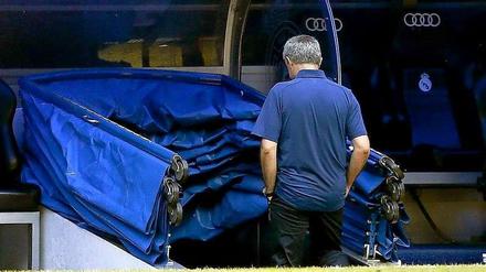 Jose Mourinho verlässt das Spielfeld im Santiago-Bernabeu-Stadion.