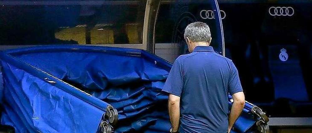 Jose Mourinho verlässt das Spielfeld im Santiago-Bernabeu-Stadion.