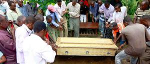 Eines der 50 Opfer eines Angriffs von islamistischen Terroristen auf Fußballfans in der kenianischen Stadt Mpeketoni wird begraben. Al Schabaab tötete bei dem Angriff nur Männer und ließ Frauen wie Kinder am Leben. 
