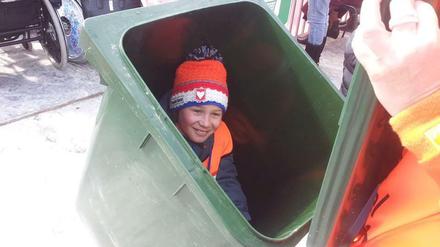 Nachdem Bibian Mentel-Spee das erste Snowboard-Gold holte, setzte sich ihr Sohn in eine von den Fans mitgebrachte Mülltonne, um sie zu überraschen.