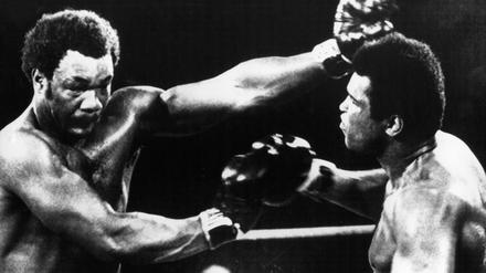 Rumble in the Jungle. Am 30.10.1974 boxt George Foreman (links) gegen Muhammad Ali in Kinshasa, früher Zaire, heute Kongo. 