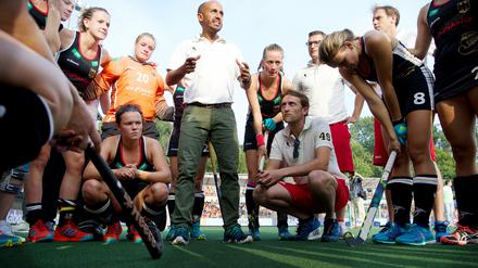 Bald in China. Trainer Jamilon Mülders (M) spricht zu seinen Spielerinnen aus Deutschland bei der EM in den Niederlanden im August. 