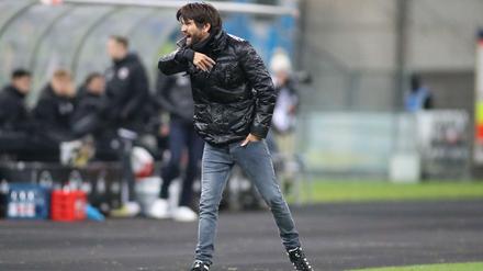 Kurzes Tänzchen an der Seitenlinie. Peter Hyballa ist schon wieder Ex-Trainer bei Türkgücü München.