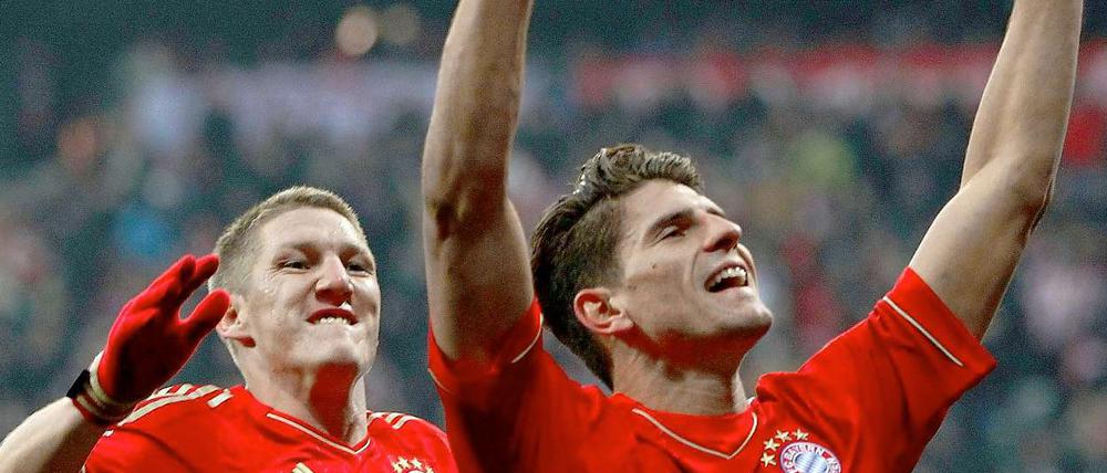 Dem zwölften Mann gefällt das: Mario Gomez feiert mit Bastian Schweinsteiger vor den Zuschauern sein 118. Bundesligator.
