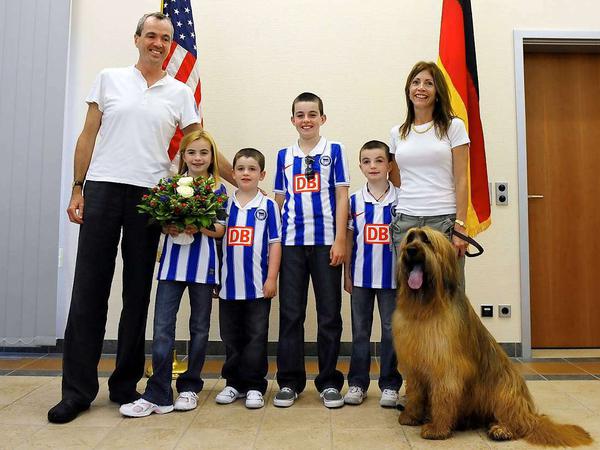 Die Familie von US-Botschafter Philip Murphy bekennt Farbe. Aber der Hund darf nicht mit ins Stadion.