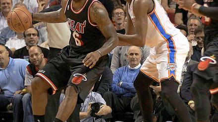 Miamis LeBron James (l.) hat Kevin Durant zwei Meisterschaften voraus. 