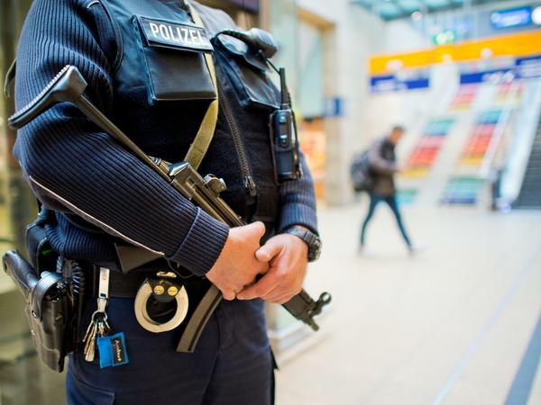 Ein bewaffneter Bundespolizist im Hauptbahnhof in Hannover.