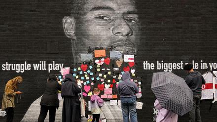 Unterstützung der Fans mit Botschaften: Wandbild von Manchester-United-Stürmer und Nationalspieler Marcus Rashford 