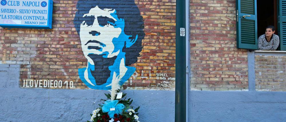 Ein Kerl, ein Irrer, ein Fußballgott. Trauer in Neapel um Diego Maradona. Der Argentinier holte mit dem Verein der Stadt mehrere Titel und wird immer noch verehrt.