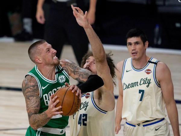 Zähne zusammenbeißen: Daniel Theis (links) hält mit seinen Boston Celtics den Titel für möglich.