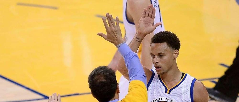 Golden-State-Spielmacher Stephen Curry (r.) gelangen 17 seiner 37 Punkte im Schlussviertel.