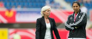 Chefin mit Nachfolgerin. Silvia Neid (l) und Deutschlands Co-Trainerin Steffi Jones. 