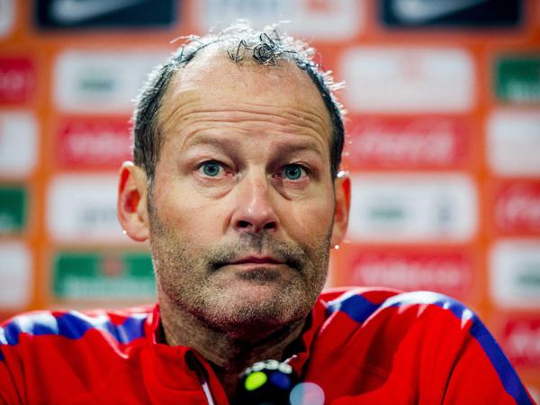 Der niederländische Nationaltrainer Danny Blind gibt eine emotionale Pressekonferenz.