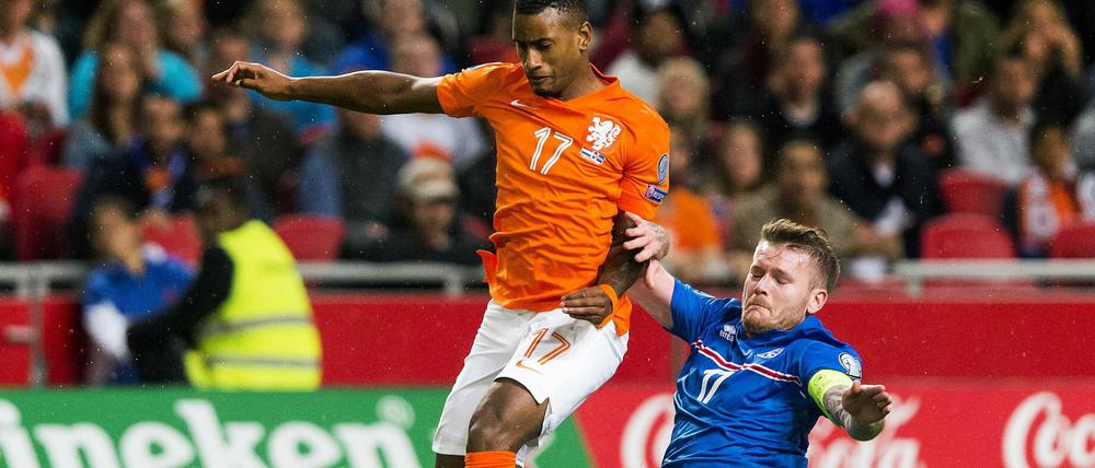 Luciano Narsingh aus der holländischen Elf gegen Islands Aron Gunnarsson beim Qualifikationsspiel am Donnerstag für die EM 2016. Die Niederlande verloren 1:0.