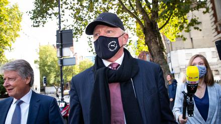 Boris Becker erscheint am Donnerstag mit einer Maske vor einem Gericht in London.