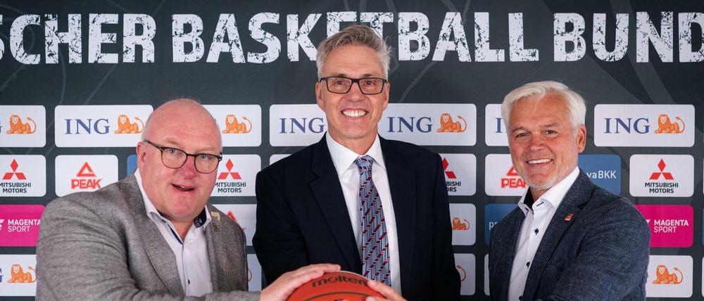 Nun ist es offiziell. Ingo Weiss (l.), Präsident des Deutschen Basketball Bunds, und Armin Andres (r.), Vizepräsident, stellen Gordon Herbert als neuen Bundestrainer vor. 