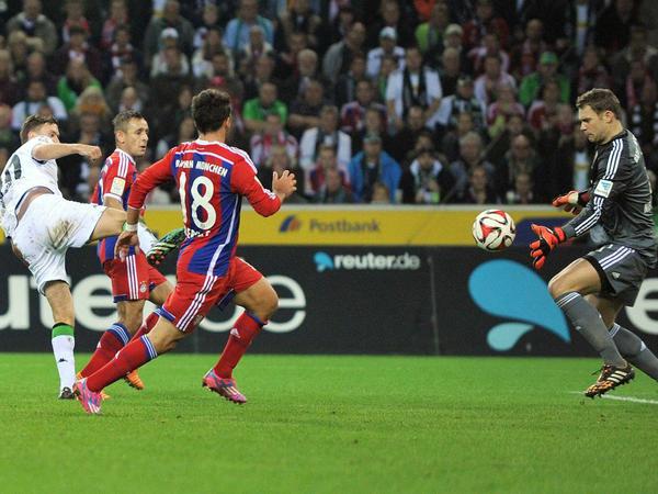 Keine Chance: Manuel Neuer war auch gegen Borussia Mönchengladbach in überragender Form - auch Max Kruse (li.) scheiterte am Torwart.