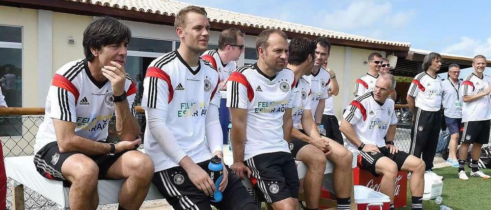 Verzweifelt: Joachim Löw (l.) und seinen Assistent Hansi Flick (3. v. l.) müssen immer noch um den Einsatz ihres Torwarts Manuel Neuer bangen.