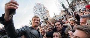 Ein Selfie des Champions: Nico Rosberg feierte mit seinen Fans in Wiesbaden.
